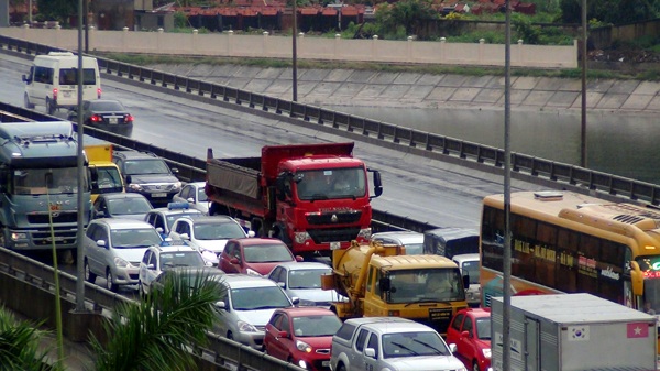 Ô tô chở người từ 9 chỗ trở xuống nộp lệ phí trước bạ lần đầu với mức thu là 10%