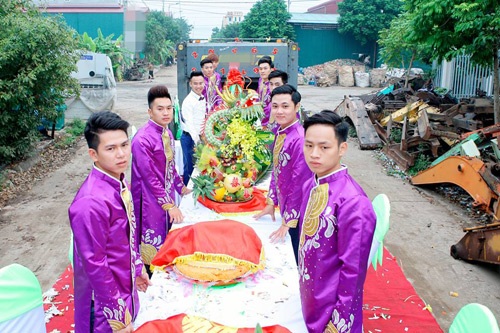 Tiết lộ về đám hỏi cưỡi xe phọc ở Vĩnh Phúc đang "gây bão" - 2
Trên xe còn xếp cả bàn ghế cho quan khách và dàn bê tráp ngồi (ảnh: Phú Thái)