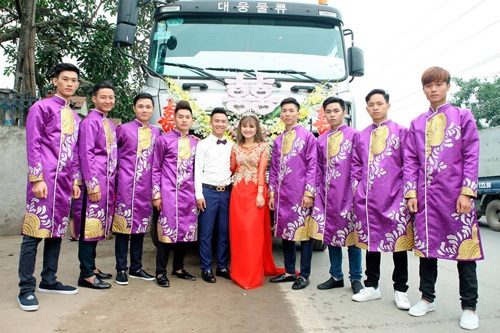 Tiết lộ về đám hỏi cưỡi xe phọc ở Vĩnh Phúc đang "gây bão" - 4
Dàn bê tráp ăn vận khá lộng lẫy (ảnh: Phú Thái)