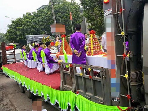 Tiết lộ về đám hỏi cưỡi xe phọc ở Vĩnh Phúc đang "gây bão" - 5
Việc ngồi chiễm chệ ngay sau xe phọc không rào chán thế này được cho là đùa với tính mạng