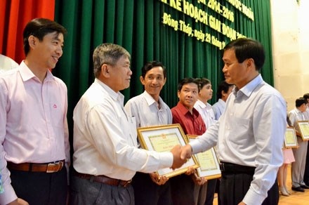 Xuất khẩu lao động ở Đồng Tháp: Một vốn, bốn lời - 1
Chủ tịch UBND tỉnh Đồng Tháp Nguyễn Văn Dương khen thưởng các cá nhân, tập thể xuất sắc trong công tác XKLĐ gia đoạn 2014-2016.