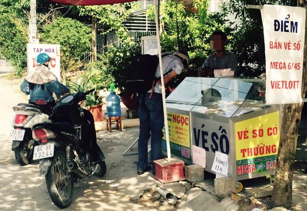 Vé số điện toán in sẵn, báo rao nhiễu loạn thị trường? - 2
Nhiều tỉnh thành, Vietlott chưa triển khai thiết bị đầu – cuối nhưng các điểm bán vé số truyền thống vẫn rao bán bán vé số tự chọn
