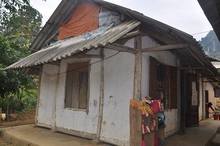 
Điểm trường bản Lầm, trường mầm non Sơn Lương, nơi mà hơn 100 em học sinh phải học trong nhà bếp, ngủ cạnh chuồng trâu trước khi được báo Dân trí cùng hàng trăm, ngàn tấm lòng của bạn đọc chung tay giúp đỡ xây dựng một ngôi trường mới khang trang sạch đẹp
