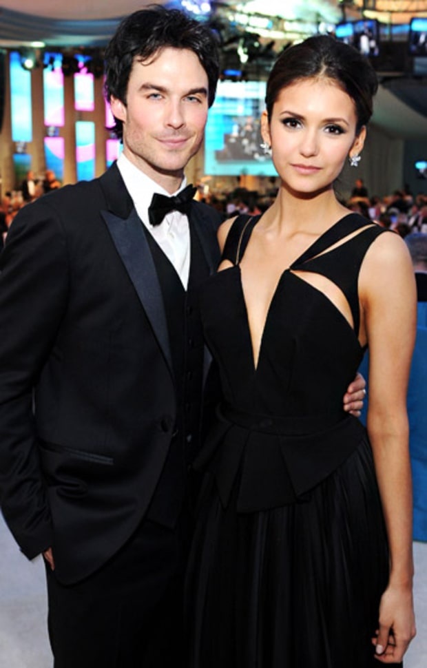 Những cặp sao yêu nhau từ phim trường - 6
Ian Somerhalder và kiều nữ Nina Dobrev hẹn hò từ năm 2011 sau khi bén duyên tại trường quay phim The Vampire Diaries. Dobrev khen bạn trai Somerhalder luôn vui vẻ, lạc quan và hài hước, truyền cảm hứng cho người ở bên. Cặp đôi chia tay nhau vào tháng 5/2013 và giờ khi Ian đã kết hôn, Nina vẫn dành nhiều lời khen tặng cho tình cũ và cả 2 duy trì quan hệ bạn bè thân thiết.