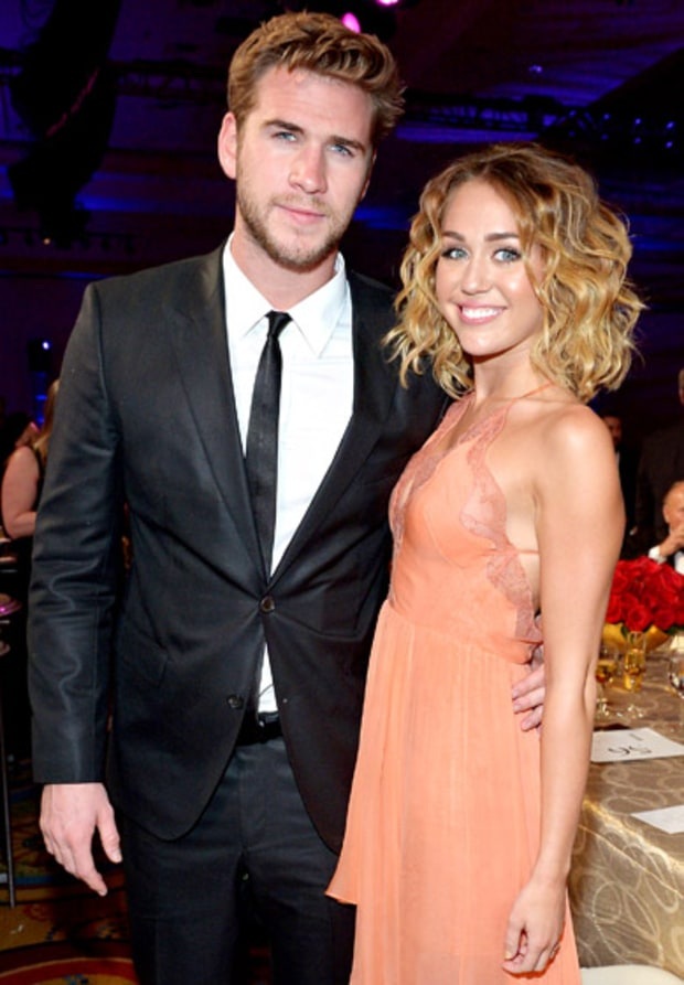 Những cặp sao yêu nhau từ phim trường - 7
Liam Hemsworth và Miley Cyrus là đôi tình nhân trẻ yêu đời và năng động từ khi đóng cùng trong phim The Last Song năm 2009. Mối tình của họ trải qua nhiều sóng gió, cặp đôi này chia tay và hàn gắn rất nhiều lần. Hiện tại, Miley được cho là đã nhận lời cầu hôn từ bạn trai điển trai của mình.