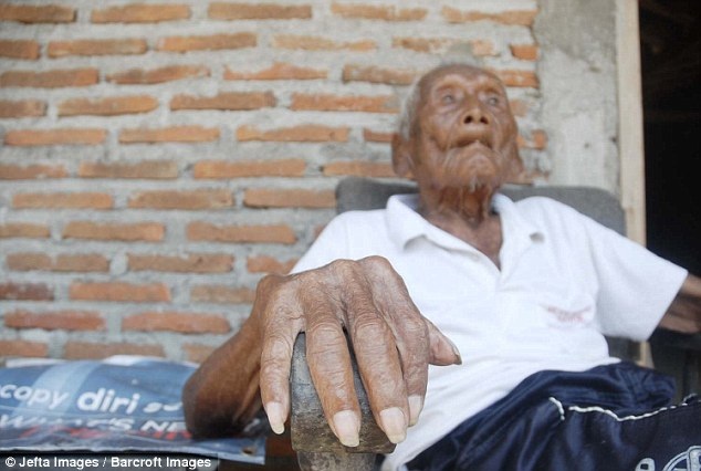 Người già nhất thế giới mừng sinh nhật thứ… 146 - 1 Ông cụ Mbah Gotho hiện là người già nhất thế giới còn đang sống. Ông vừa trải qua sinh nhật thứ 146 của mình.