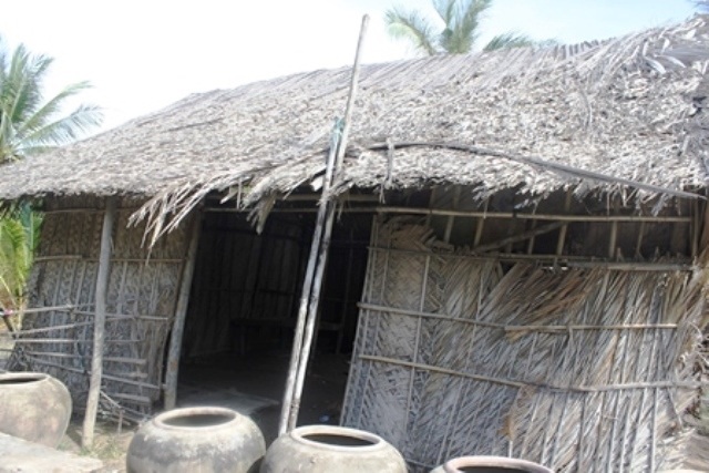 Mẹ chết, 5 chị em mồ côi thiếu ăn, sống khốn khó trong căn nhà sắp sập - 1