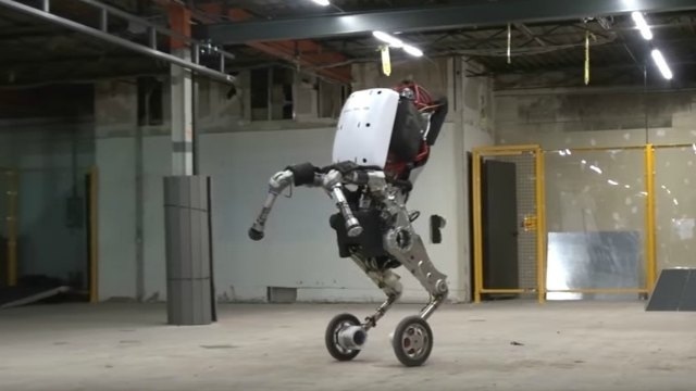 Vận động viên chuyên nghiệp có phải "giải nghệ" vì chú robot này? - 1 Robot sử dụng 2 bánh xe và giữ được thăng bằng tuyệt đối khi di chuyển.