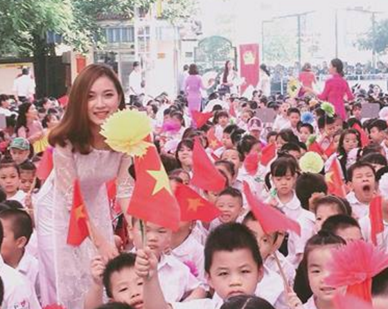 Cô giáo xinh đẹp quạt mát cho học sinh ngày tựu trường gây sốt trên mạng xã hội - 3