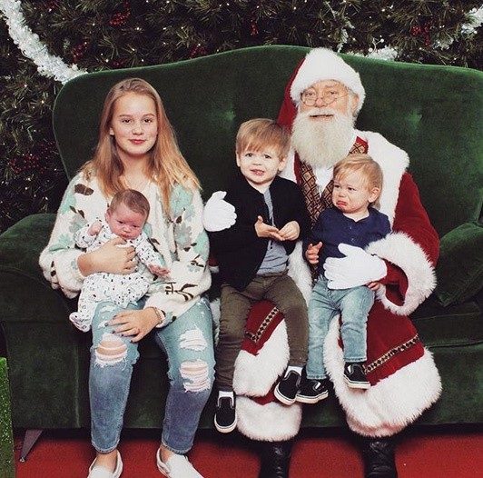 “Sao” hào hứng đưa con đi gặp ông già Noel - 6
Emily Maynard Johnson đưa 4 con đi gặp Ông già Noel nhưng cậu nhóc Gibson Kyle, 15 tháng tuổi có vẻ rất sợ hãi!