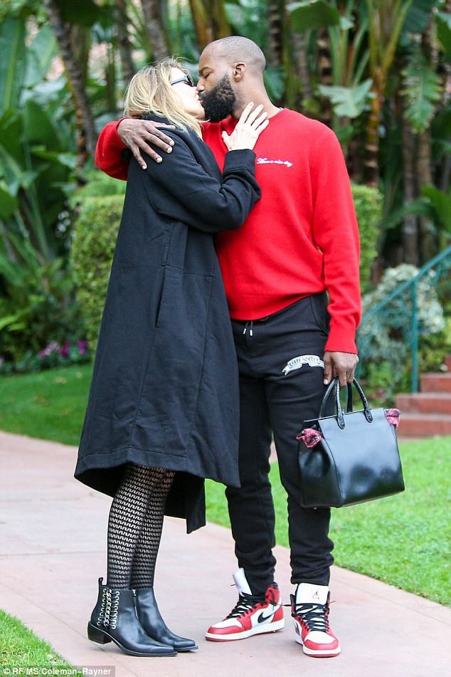 Diễn viên U50 hôn say đắm bạn trai kém 12 tuổi - 1
Nữ diễn viên Laura Dern hôn đắm đuối bạn trai Baron Davis khi cặp đôi rời khách sạn ở Beverly Hills cách đây ít ngày