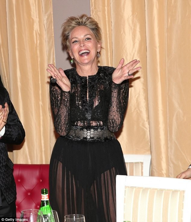
Sharon Stone diện váy xuyên thấu táo bạo dự tiệc từ thiện tại Thụy Sỹ ngày 29/12 vừa qua
