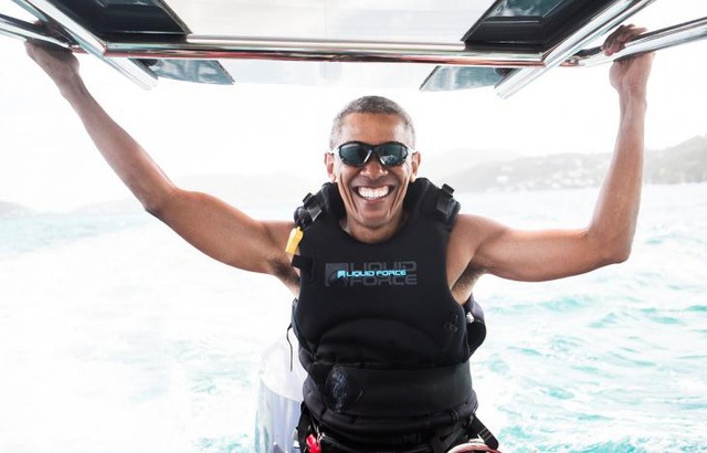 Video ông Obama lướt sóng trên bãi biển gây sốt trên YouTube - 2 Có lẽ chính những khoảnh khắc rất đỗi đời thường của ông Obama là yếu tố giúp cho ông được nhiều người yêu mến. Nhìn bức ảnh này, chúng ta có thể thấy cựu Tổng thống Mỹ đang tận hưởng kỳ nghỉ của mình thoải mái tới mức nào sau khi kết thúc nhiều năm làm việc căng thẳng.