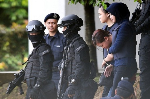 Đoàn Thị Hương sẽ ra tòa lần 3 vào ngày 30/5 trong nghi án Kim Jong-nam - 2
Nghi phạm Indonesia cúi mặt khi được dẫn giải rời tòa. (Ảnh: AFP)