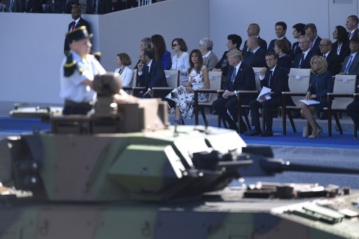 Pháp duyệt binh rầm rộ mừng quốc khánh - 26
Một xe tăng đi qua lễ đài nơi Tổng thống Macron, Đệ nhất phu nhân Brigitter, Tổng thống Trump, Đệ nhất phu nhân Melania, Thủ tướng Pháp Edouard Philippe và Bộ trưởng Quốc phòng Pháp Florence Parly ngồi. (Ảnh: AFP)