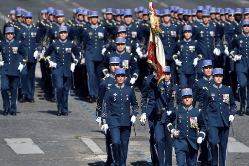 Pháp duyệt binh rầm rộ mừng quốc khánh - 14
Học viên trường quân sự Ecole Militaire Interarme tham gia diễu hành. (Ảnh: AFP)