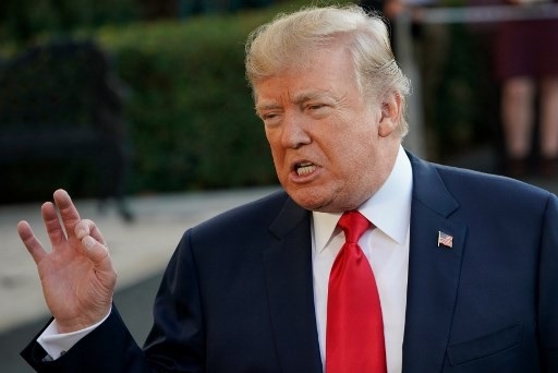 Tổng thống Trump và Đệ nhất phu nhân lên đường công du châu Á - 3
Phát biểu với báo chí, Tổng thống Trump nói: “Tôi nghĩ chúng ta sắp có thành công lớn, chúng ta sẽ bàn về vấn đề thương mại, và tất nhiên sẽ bàn đến vấn đề Triều Tiên. Chúng ta sẽ kêu gọi sự hỗ trợ của nhiều người, nhiều quốc gia và chúng ta sẽ thấy điều gì sẽ xảy ra”. (Ảnh: AFP)