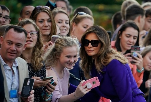 Tổng thống Trump và Đệ nhất phu nhân lên đường công du châu Á - 6
Đệ nhất phu nhân Melania chụp ảnh cùng người hâm mộ. (Ảnh: AFP)