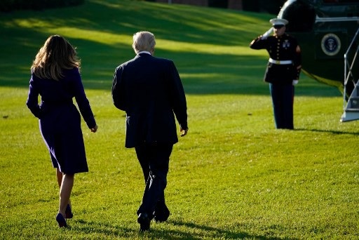 Tổng thống Trump và Đệ nhất phu nhân lên đường công du châu Á - 7
Tổng thống Trump và Đệ nhất phu nhân Melania rời Nhà Trắng, di chuyển lên trực thăng Marine One. (Ảnh: AFP)