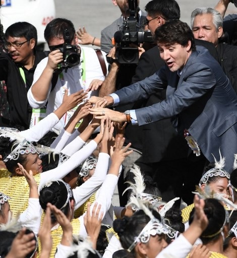 Thủ tướng Canada “gây bão” khi mua gà rán ở Philippines - 9
Nhà lãnh đạo Canada được chào đón nồng nhiệt tại sân bay khi đặt chân tới Philippines (Ảnh: AFP)