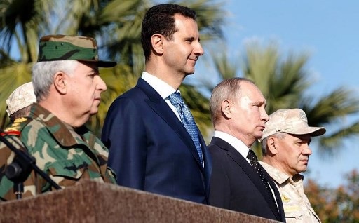 Ông Putin ngắm dàn hộ tống Su-30 từ chuyên cơ thăm đột xuất Syria - 5
Đi cùng Tổng thống Putin trong chuyến thăm này còn có người đồng cáp Syria Bashar al-Assad, Bộ trưởng Quốc phòng Nga Sergey Shoigu. (Ảnh: AFP)