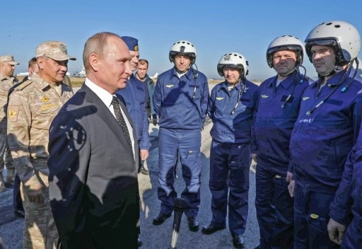 Ông Putin ngắm dàn hộ tống Su-30 từ chuyên cơ thăm đột xuất Syria - 3
Tổng thống Putin gặp gỡ các quân nhân Nga tại căn cứ. (Ảnh: AFP)