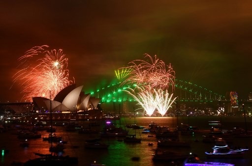 Thế giới mở "đại tiệc" pháo hoa đón năm 2018 - 18
Pháo hoa tại bến cảng Sydney (Ảnh: AFP)
