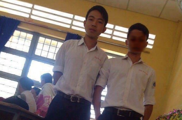 Phú (trái) trong một lần đi học