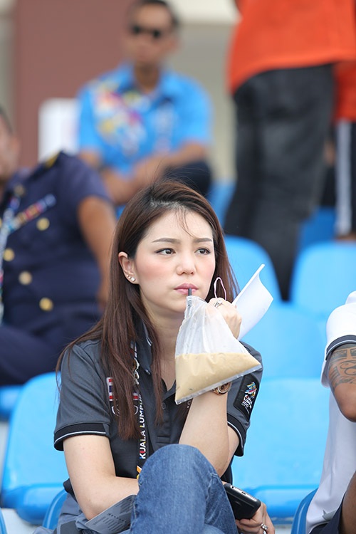 Nữ trưởng đoàn U22 Thái Lan lạnh lùng, đăm chiêu trước trận gặp U22 Việt Nam - 8