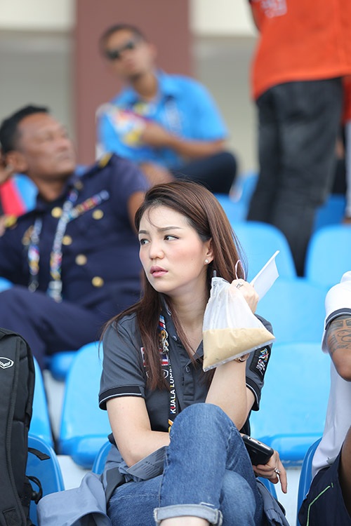 Nữ trưởng đoàn U22 Thái Lan lạnh lùng, đăm chiêu trước trận gặp U22 Việt Nam - 7