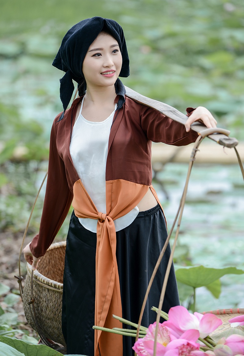 Dáng hình người phụ nữ Việt xưa trong bộ ảnh mùa sen - 1