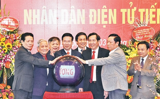 
Ông Võ Văn Thưởng - Ủy viên Bộ Chính trị, Bí thư Trung ương Đảng, Trưởng Ban Tuyên giáo Trung ương cùng đại diện lãnh đạo các cơ quan ban ngành nhấn cầu khai trương Nhân Dân điện tử tiếng Nga. Ảnh: ND.
