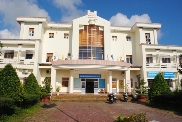 Thanh tra vụ phó văn phòng huyện bỏ ngoài sổ sách hơn 800 triệu đồng mua xe biếu sếp! - 1 UBND huyện Ngọc Hiển, nơi bỏ ngoài sổ sách hơn 800 triệu đồng gây xôn xao dư luận.