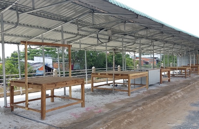 "Tai tiếng" trong dự án trăm tỷ ở thị xã ven biển Sóc Trăng - 2 Bờ kè theo quy hoạch là để trồng cây xanh nhưng Công ty Tổng Kỳ Hòa xây dựng ki-ốt để tiểu thương bán thịt heo.