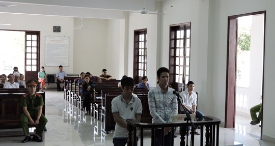 Hy hữu: Lãnh án vì bắt "trộm" vào nhà - 1 Bị cáo Hiếu và Dũng tại tòa (ảnh: T.K).