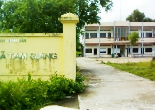 Cà Mau: Chủ tịch xã “gian lận” bằng cấp nhưng chỉ bị kỷ luật rồi cho tại vị! - 1 UBND xã Tam Giang- nơi nữ Chủ tịch xã bị kỷ luật cảnh cáo nhưng vẫn cho tại vị.