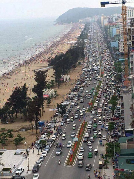 Nhìn lại những hình ảnh đông “nghẹt thở” dịp lễ 30/4 – 1/5 - 1
Những năm gần đây, cảnh biển người chen chúc trên các bãi tắm ở Sầm Sơn (Thanh Hóa) không còn là một hiện tượng lạ. Có những thời điểm, các bãi tắm bị quá tải bởi lượng du khách đổ về đây giải nhiệt trong mùa hè quá lớn. Ngay từ chiều 30/4, hàng đoàn xe nối đuôi nhau từ khắp các tỉnh, TP ùn ùn đổ về bãi biển Sầm Sơn đã khiến cho mọi ngả đường trở nên tắc nghẽn. Thậm chí, nhiều đoàn xe ở Hà Nội buộc phải quay đầu trở về. (Ảnh: Dương Thế Hùng).