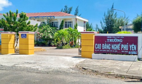 Sáng tỏ góc khuất phía sau các vụ tai nạn giao thông - 1
Trường Cao đẳng nghề Phú Yên – nơi xảy ra hàng loạt sai phạm trong đào tạo lái xe ôtô.