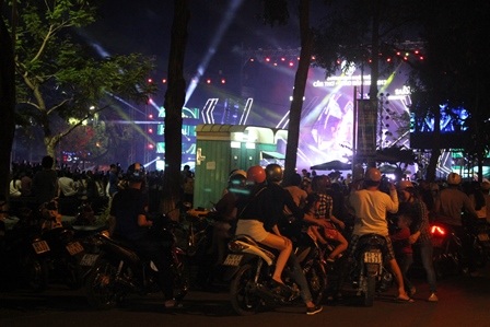 Khắp nơi tưng bừng với lễ hội đếm ngược, chào đón năm mới 2017 - 7 Khắp nơi tưng bừng với lễ hội đếm ngược, chào đón năm mới 2017 - 7