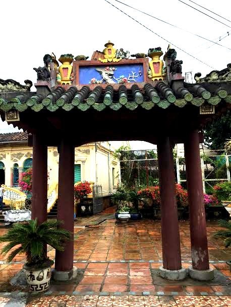 Về thăm ngôi nhà cổ đẹp nhất xứ Tây Đô - 2 Cửa vào sân vườn được sơn son thiếp vàng