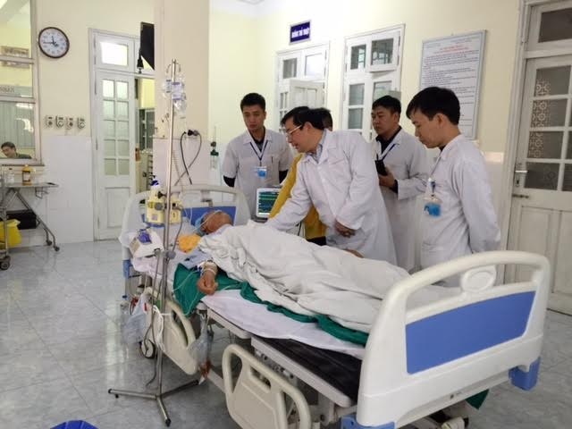 PGS.TS Lương Ngọc Khuê thăm bệnh nhân sau ca phẫu thuật lấy dị vật là panh dài 15cm nằm trong ổ bụng 18 năm. Ảnh: Hảo Lê.