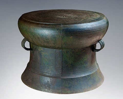 Trống đồng Ngọc Lũ, văn hóa Đông Sơn, cách ngày nay khoảng 2000 – 2500 năm.