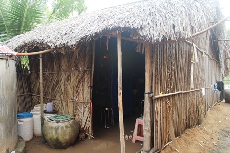 Thương 2 mẹ con thoi thóp từng ngày vì bệnh tim hành hạ - 1 căn nhà lá ẩm thấp là nơi trú ngụ của cả gia đình