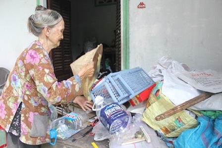 Bà lão gần 80 tuổi nhặt phế liệu nuôi cháu mồ côi ăn học - 1 Dù tuổi cao, sức yếu nhưng bà Ba vẫn lao động để nuôi đứa cháu mồ côi