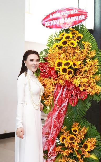 Á hậu Mai Phương Trang nền nã với áo dài truyền thống - 1 Á hậu Mai Phương Trang