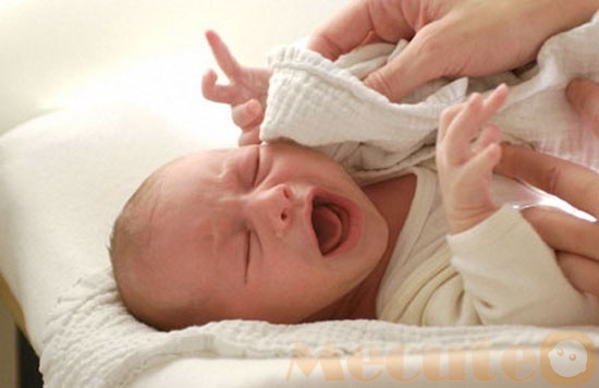 Xử lý như thế nào khi trẻ sốt cao, co giật trong ngày Tết? - 1 Nhiều bố mẹ lo lắng đến mất bình tĩnh khi trẻ co giật, sốt cao dẫn đến xử lý sai.