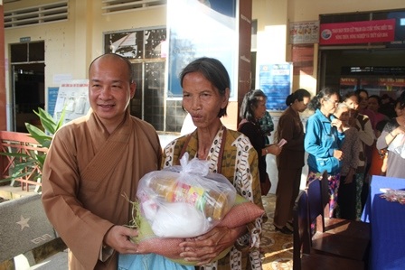 Trao hơn 1.000 phần quà cho bà con nghèo đón Tết - 1 Đại đức Thích Trí Huệ trao quà cho người nghèo đón Tết