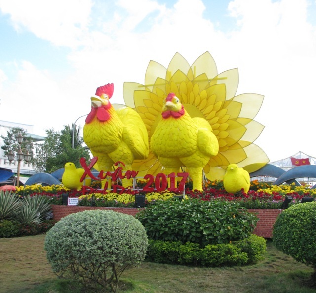 Ấn tượng hình gà “khủng” đón Tết Đinh Dậu - 1