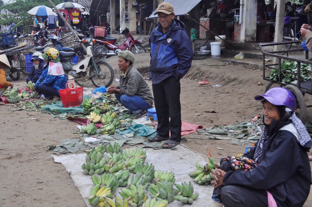 “Chen chân” sắm Tết trong phiên chợ ngày cuối năm - 37 Nụ cười rạng rỡ luôn hiện hữu trên khuôn mặt, ánh mắt người nông dân