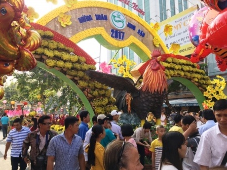 Đông nghịt người du xuân, lễ chùa ngày đầu năm - 1 Đường hoa đông nghịt người sáng mùng 1 Tết